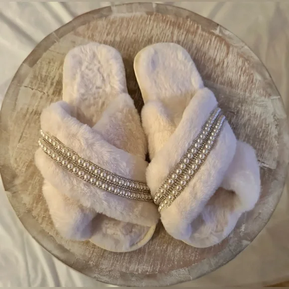 Pearl Slippers - Picture 2 of 3